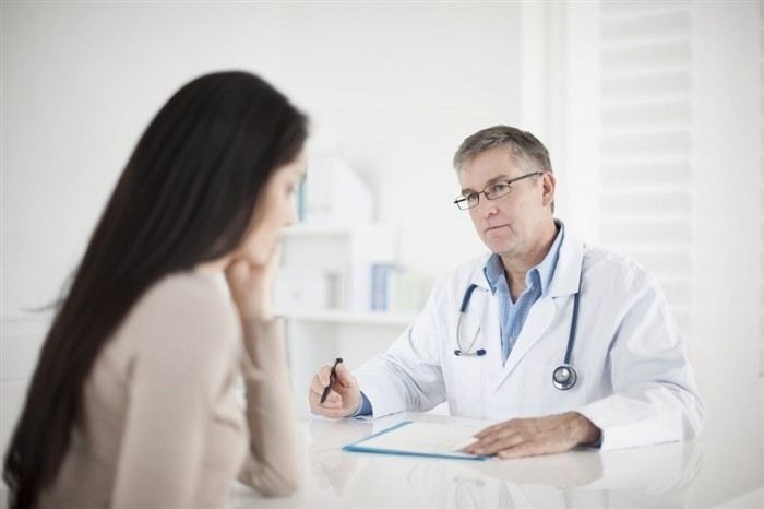 На практике вопросы, которые могут вас ожидать, охватывают широкий спектр. Это может быть как оценка общего состояния, так и уточнение личных переживаний. Врачу нужно понять, насколько пациент адекватно воспринимает реальность, нет ли признаков тревожных расстройств или симптомов депрессии. Психиатр может спросить, как вы справляетесь со стрессом, как давно возникли проблемы в отношениях с окружающими, или интересоваться, не ощущаете ли вы симптомы, схожие с шизофренией или другими более серьезными заболеваниями. Подобные вопросы помогают врачу правильно оценить ваше психическое состояние, исключить или подтвердить наличие психических расстройств.