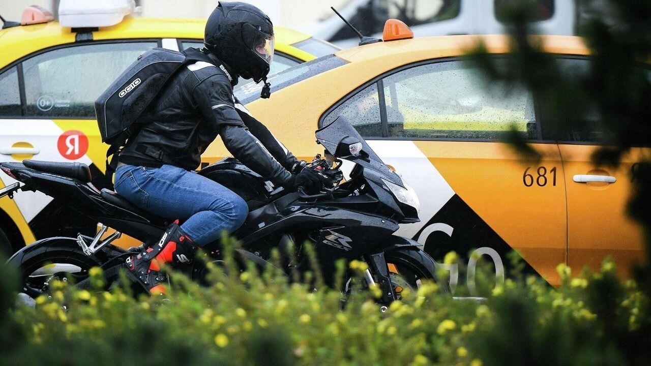 Чтобы получить права категории А1 на мотоцикл в 2024 году, вы должны соответствовать возрастному цензу, пройти медицинский осмотр, а также теоретическую и практическую подготовку. Ниже приведено пошаговое руководство: