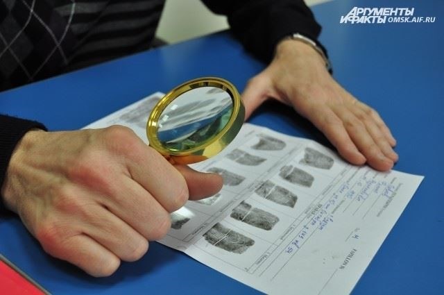 Отпечатки пальцев как ключ к раскрытию кражи денег: Можно ли подать заявление и как выявить преступника